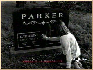 Мисс Паркер на могиле своей матери